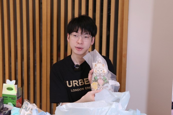 AL分享Hope返图：王哥的周年礼物开箱来啦 一年两度青青草原大会