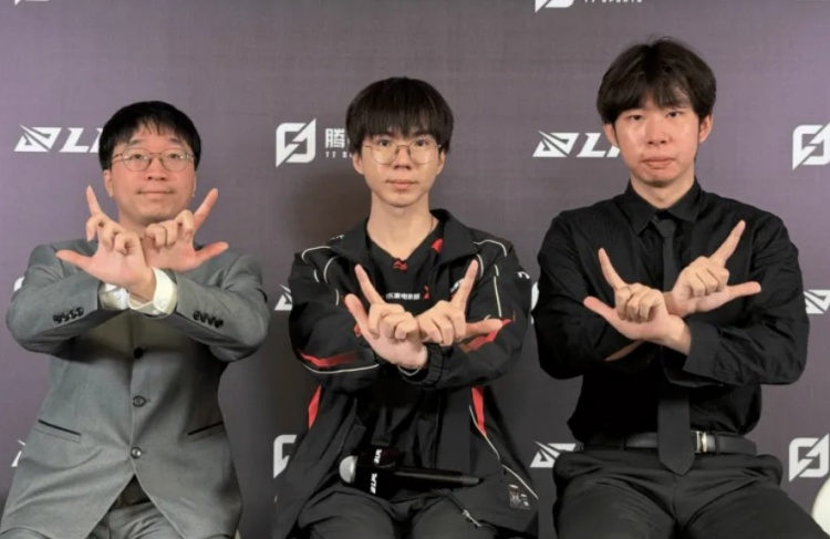 JDG小白教练：昨晚7点打完，讨论到早上5点才各自走出训练室